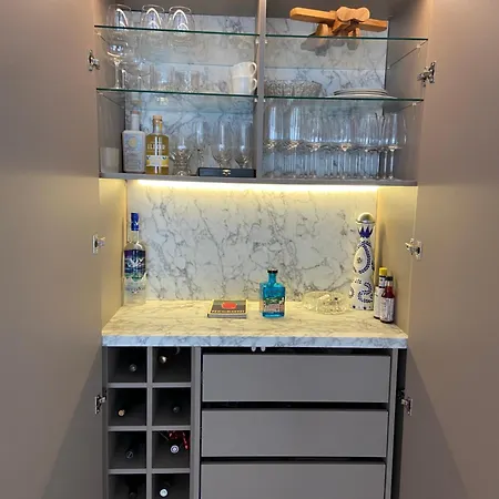 Luxury With 2 Bedrooms, 1,5 Bathrooms, Balcony And Garage Apartment *